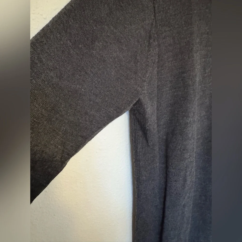 Icebreaker Mens 100% Wool V Neck Sweater Size Large Heather Gray EUC